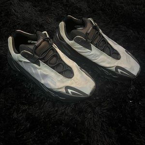 Mens Yeezy 700 blue tint size 10.5